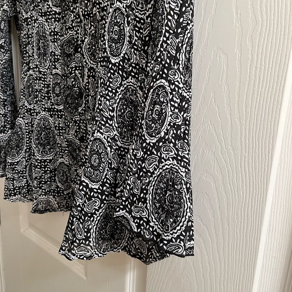 LARRY LEVINE~ BLACK/ WHITE~ BLOUSE~LG - Picture 8 of 8